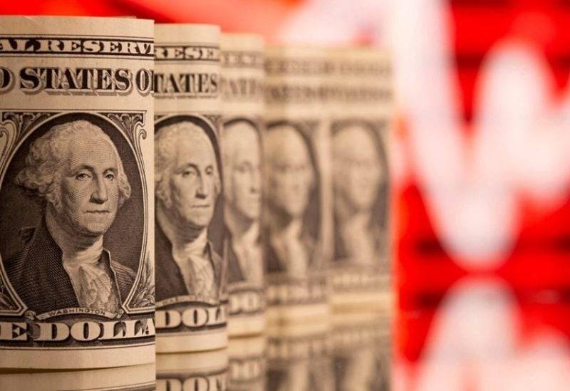 الدولار قرب أدنى مستوياته في أبريل وسط موجة بيع للأسهم والأصول في أمريكا