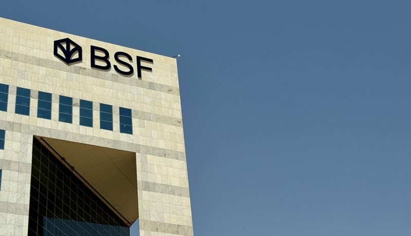 بلومبرغ: "بي إس إف" يسعى لاقتراض 750 مليون دولار من بنوك آسيا
