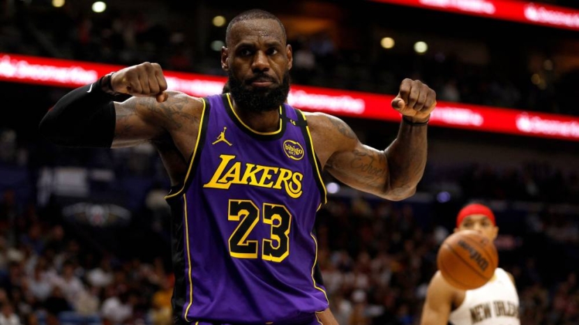 جيمس يفعل بند «خيار اللاعب» ويمدد عقده مع ليكرز مقابل 52.6 مليون دولار