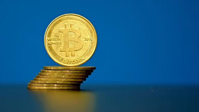 لماذا خسرت العملات البديلة 300 مليار دولار رغم صعود بيتكوين القياسي في 2025؟