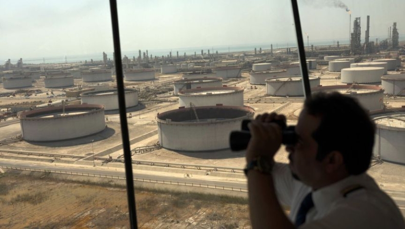 بلومبرغ: "أرامكو السعودية" تخفض سعر خامها الرئيسي للعملاء في آسيا