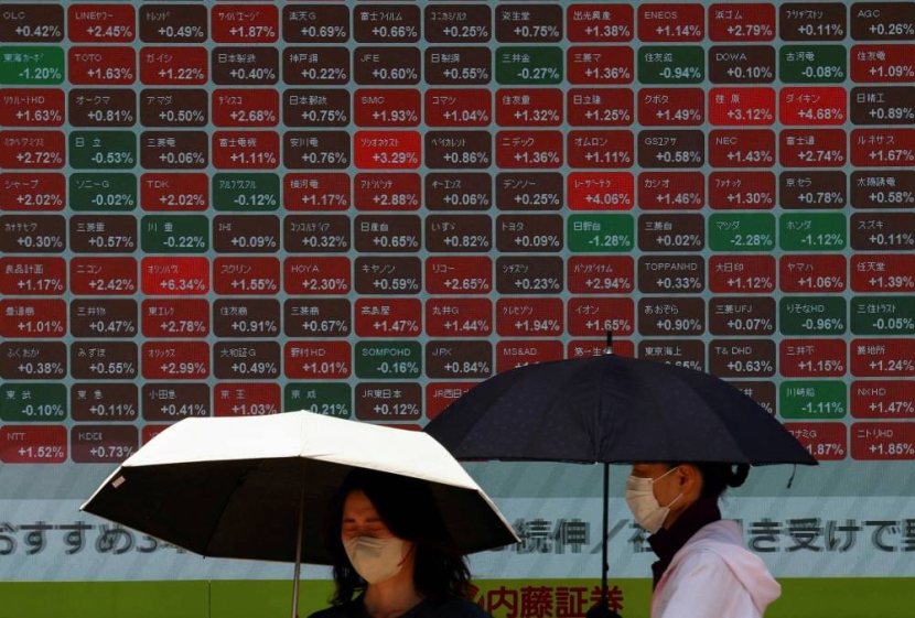 نيكاي يغلق على انخفاض وسهم سوفت بنك يرتفع 5 % ليصبح أكبر الرابحين