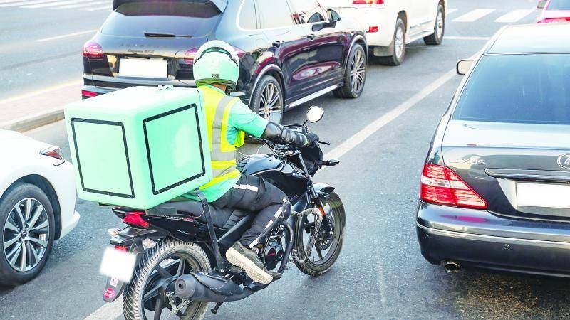 السعودية تطرح 39 مشروعًا لاستطلاع الآراء تتضمن لائحة توصيل الطلبات