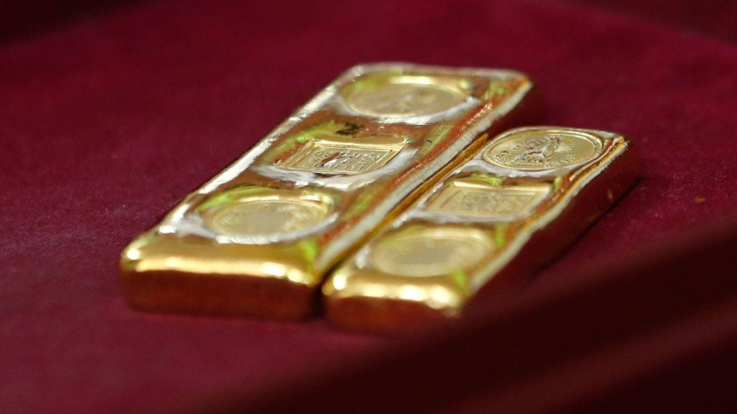 الذهب يواصل خسائره مع اقتراب أمريكا والاتحاد الأوروبي من اتفاق رسوم جمركية