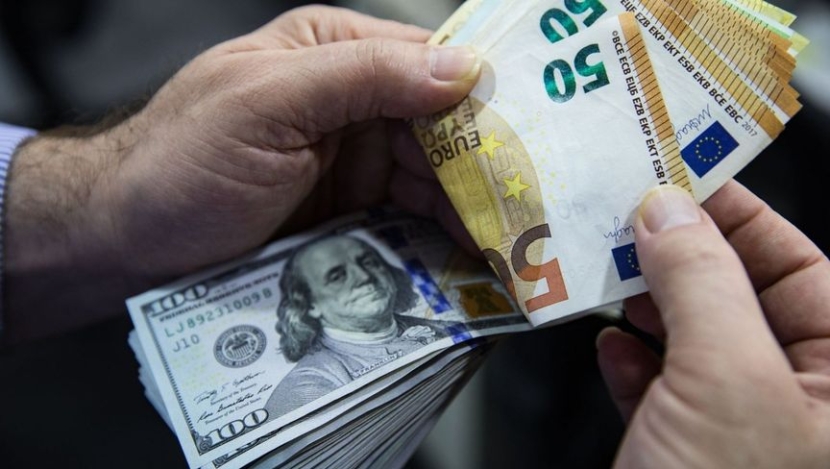 مستثمرون عالميون يقلصون استراتيجيات التحوط مقابل الدولار