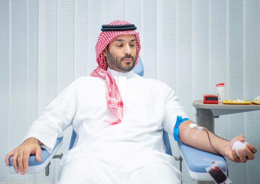 ولي العهد السعودي يتبرع بالدم.. ويطلق حملة وطنية سنوية