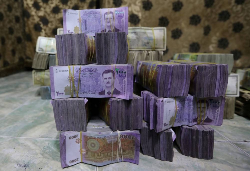 "رويترز": سورية تعتزم إعادة تقييم عملتها وحذف صفرين سعيا لتحقيق الاستقرار