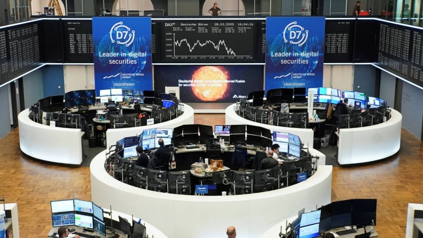 الأسهم الأوروبية تتراجع مع ترقب المستثمرين لبيانات من اليورو وأمريكا