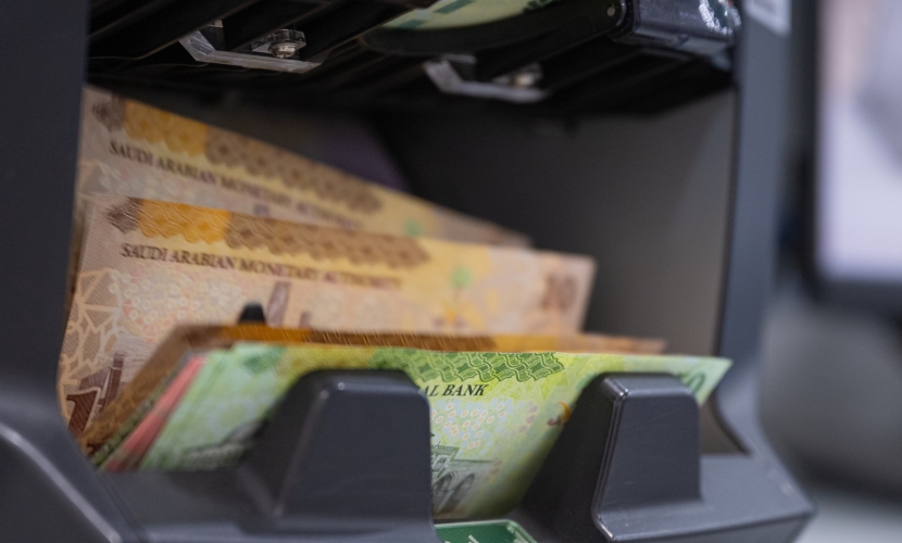 لأول مرة منذ 2014 .. بنوك سعودية تخفف عبء القروض بخفض الاستقطاع إلى 55 %