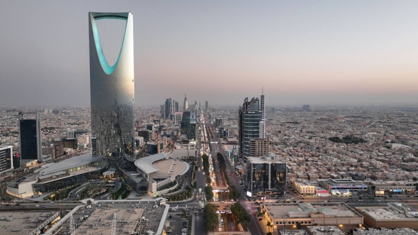 القطاع الخاص السعودي غير النفطي يواصل نموه في أغسطس بدعم التوسع التجاري