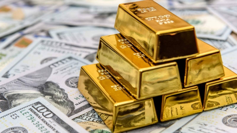 الصعود القياسي للذهب يتوقف مع ارتفاع الدولار .. وتوقعات الفائدة تدعمه