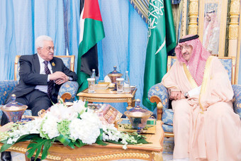 ولي العهد يلتقي الرئيس الفلسطيني وعددا من رؤساء البعثات المشاركة في القمة