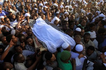 جانب من تشييع جثمان السياسي السوداني حسن الترابي في العاصمة السودانية الخرطوم