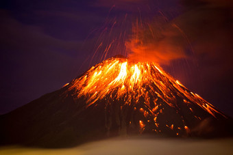 ثوران بركان "تونغورارا" في الإكوادور