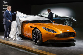 رئيس شركة أستون مارتن إندي بلامير يقدّم الموديل الجديد لسيارة Aston Martin DB11 في معرض جنيف الدولي" للسيارات