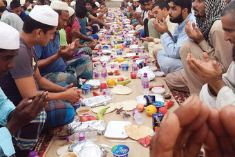 700 صائم من الوافدين يشاركون في إفطار جماعي في جازان
