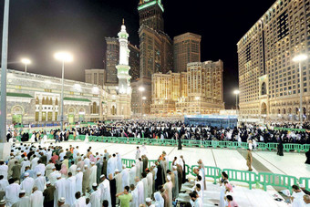 مئات الآلاف يتوافدون على مكة المكرمة لقضاء العشر الأواخر