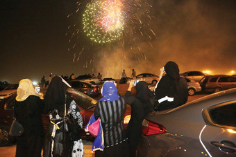 زوار احتفالات عيد الرياض يستعينون بسيارات «الأجرة» 
هربا من الزحام