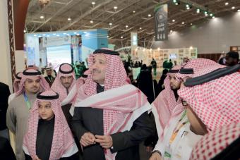 الأمير فيصل بن سلمان يزور معرض ملتقى ألوان السعودية
