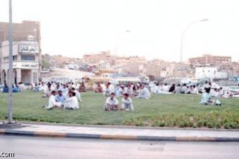 الباكستانيون في الرياض.. يكرهون السهر ويعشقون العمل و"لا للتجمع"