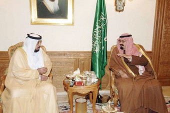 الملك عبد الله يستقبل خليفة بن زايد وحمد بن خليفة