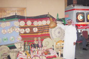 مسن سعودي يستثمر مهرجانات العاصمة في بيع القطع الأثرية