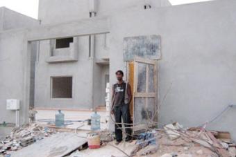 عمالة مخالفة تحرس مباني سكنية وتجارية تحت الإنشاء في الرياض