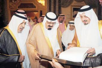 خادم الحرمين يستقبل رئيس مجلس أمناء مؤسسة الملك خالد الخيرية