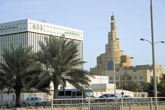 الفروع الإسلامية لبنوك قطر تواجه الصدمة بالاندماج في بنك ضخم