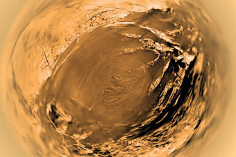 علماء يجمعون خريطة لقمر  تيتان التابع لكوكب زحل
