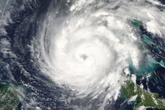 إعصار جوفا يضرب ساحل المكسيك والأمواج 4 أمتار