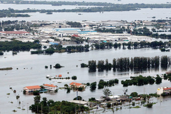 فيضانات تايلاند تجتاح المناطق الصناعية .. وبانكوك ما زالت آمنة