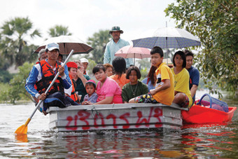 الفيضانات تغمر 7 أحياء في بانكوك وسكان المدينة يتأهبون