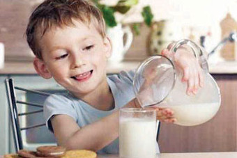 الأطفال المتعودون على شرب الحليب الأكثر مشيا