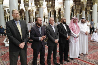 رحلة الإسلام تنقل المخرجين العالميين إلى مكة