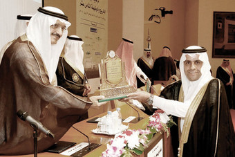 أمير الرياض يسلم «ساب» جائزة معهد الإدارة للتوظيف