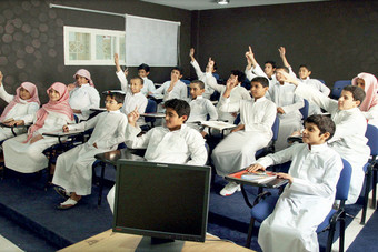 «التربية» تستهل عودة المدارس بتخصيص 115 دقيقة وفاء لـ «عبدالله»