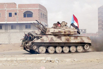 المقاومة الشعبية تتقدم في عدن بمشاركة وحدات عسكرية مدربة وغطاء جوي