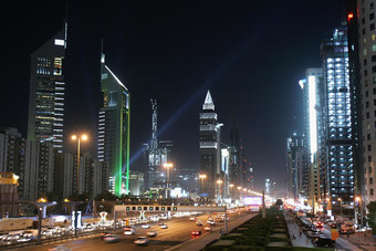 كيف يرى الخريجون الجدد سوق العمل في الإمارات؟