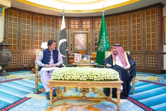 الملك سلمان يبحث مع رئيس وزراء باكستان مستجدات الأوضاع