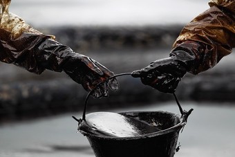 النفط يهبط بفعل خفض توقعات النمو وتضخم المخزونات الأمريكية
