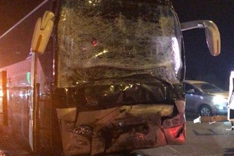 شرطة المدينة المنورة : وفاة 35 مقيماً وإصابة 4 آخرين إثر حادث اصطدام حافلة بمعدة ثقيلة
