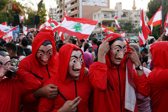 الاحتجاجات المتواصلة تجبر لبنان على إغلاق البنوك غدا الاثنين