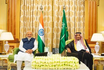 خادم الحرمين الشريفين يعقد جلسة مباحثات رسمية مع رئيس وزراء الهند