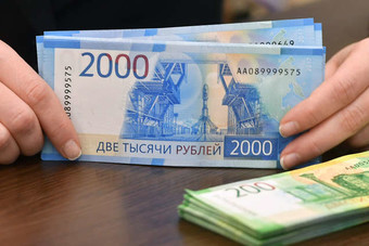 الروبل الروسي يسجل أعلى مستوى في ثلاثة أشهر أمام الدولار الأمريكي