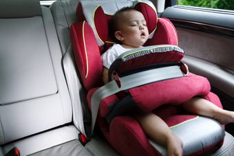 جهاز يمنع نسيان الأطفال في السيارات