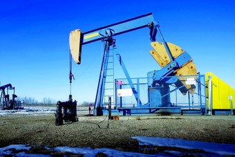 النفط يهبط 2% بفعل مخاوف تخمة المعروض ومحادثات التجارة