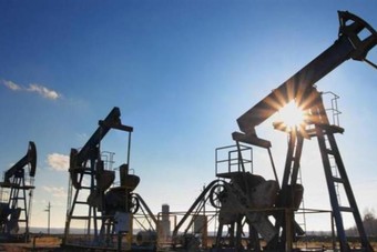 النفط يهبط وسط صعود مخزونات الولايات المتحدة