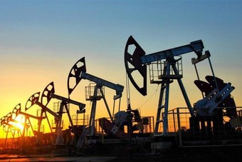 أسعار النفط تصعد 2 %  وتتجه نحو أعلى مستوى في شهر 