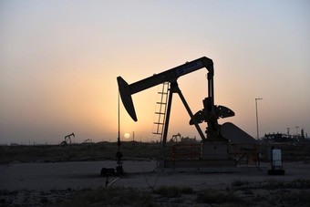 تراجع أسعار النفط بفعل ارتفاع مفاجئ في مخزونات الخام الأمريكية